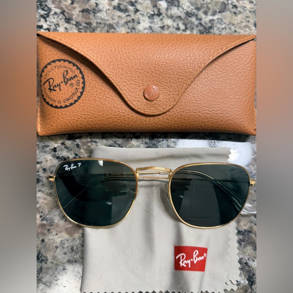 Ray-Ban Frank
Gold sunglasses 
Polarized